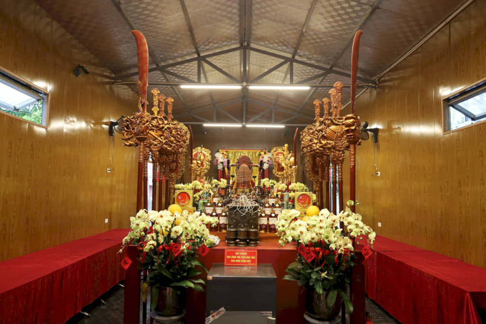 The central worship hall (Chinh Dien)